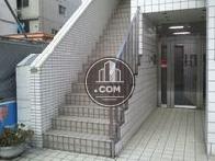 玄関より手前の外階段は他とは違う特徴です。