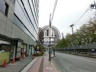 隣接する車通りのある公道
