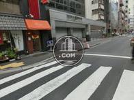 人通りは比較的静かでございます