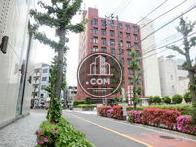隣接する通り奥からの見え方