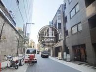 幅広い公道に面した建物です