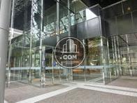 ガラス張りのエントランスです