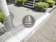 両サイドに植栽の配置された床面
