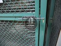 外階段入口は施錠されています