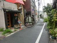 大通りから細道へ入られたところにあります