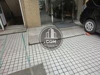 玄関前に小さな段差があります