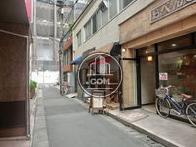 路地裏にございます