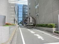 側面は路地に面しています
