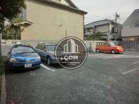 ビル裏側に専用駐車場完備しています