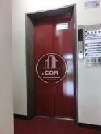 赤い扉のエレベーターです