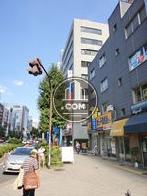 前の歩道は十分な広さです