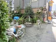 ビルの隣には小さな広場があります