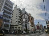 道路向かい側から撮影、側面にも窓があります