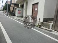 裏手の道路、この先は明治通りです