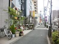 歩行者用の通路の幅は広く取られています