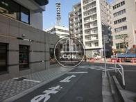 建物の側道です