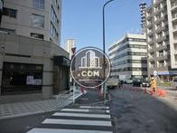 エントランス前には歩道があります