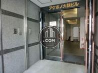 ビル名の入った正面エントランスです