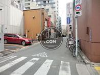 ビルの側道