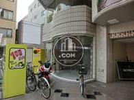 エントランスから１階店舗方面