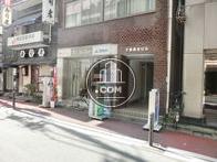 建物右側が正面玄関です