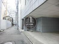 右側の柱の先が通用口です
