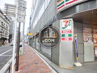 この歩道の先にオフィスのエントランスがあります
