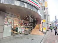 １階にはコンビニがあります