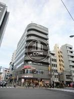 物件外観、角地に立地しています