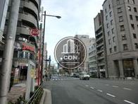 前面は専大通りです