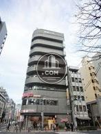 １階にコンビニ、２階にファミレスが入居しています