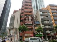 茶色いタイル張りの外観です