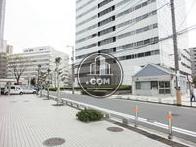 ビル側面の通りは静かです