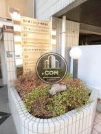 植栽内に配置された自立型テナントサイン