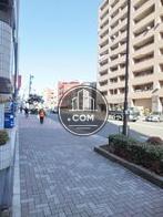 活動の行い易い幅広な造りの前面歩道