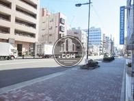 綺麗に舗装された玄関前の歩道
