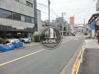 広い道路ですが車通りは少なめです