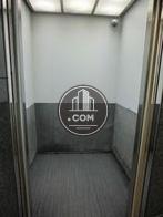 11人乗りのエレベーターです。防犯カメラが設置されています