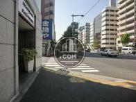 靖国通り沿いです