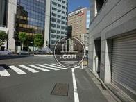 正面は靖国通りです