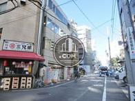 馬喰町駅へ連絡する公道です