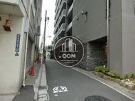 物件横の道路です