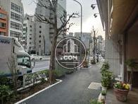 新宿駅方面の歩道です