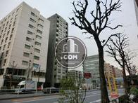 横には綺麗なマンションが建っています