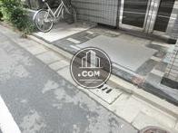 余裕を持たせた空間が確保された玄関前の床面