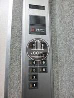エレベーター内の操作面