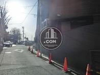 表参道からメインエントランスへ向かう道路です