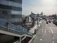 明治神宮（原宿）駅の１番出口が建物に隣接しています