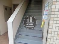 エレベーターはなく階段