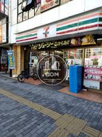 ビル隣にコンビニあり